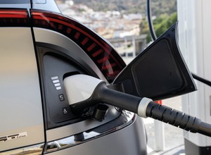 Które samochody elektryczne ładują się najszybciej? Zwycięzca zdominował stawkę [RANKING]