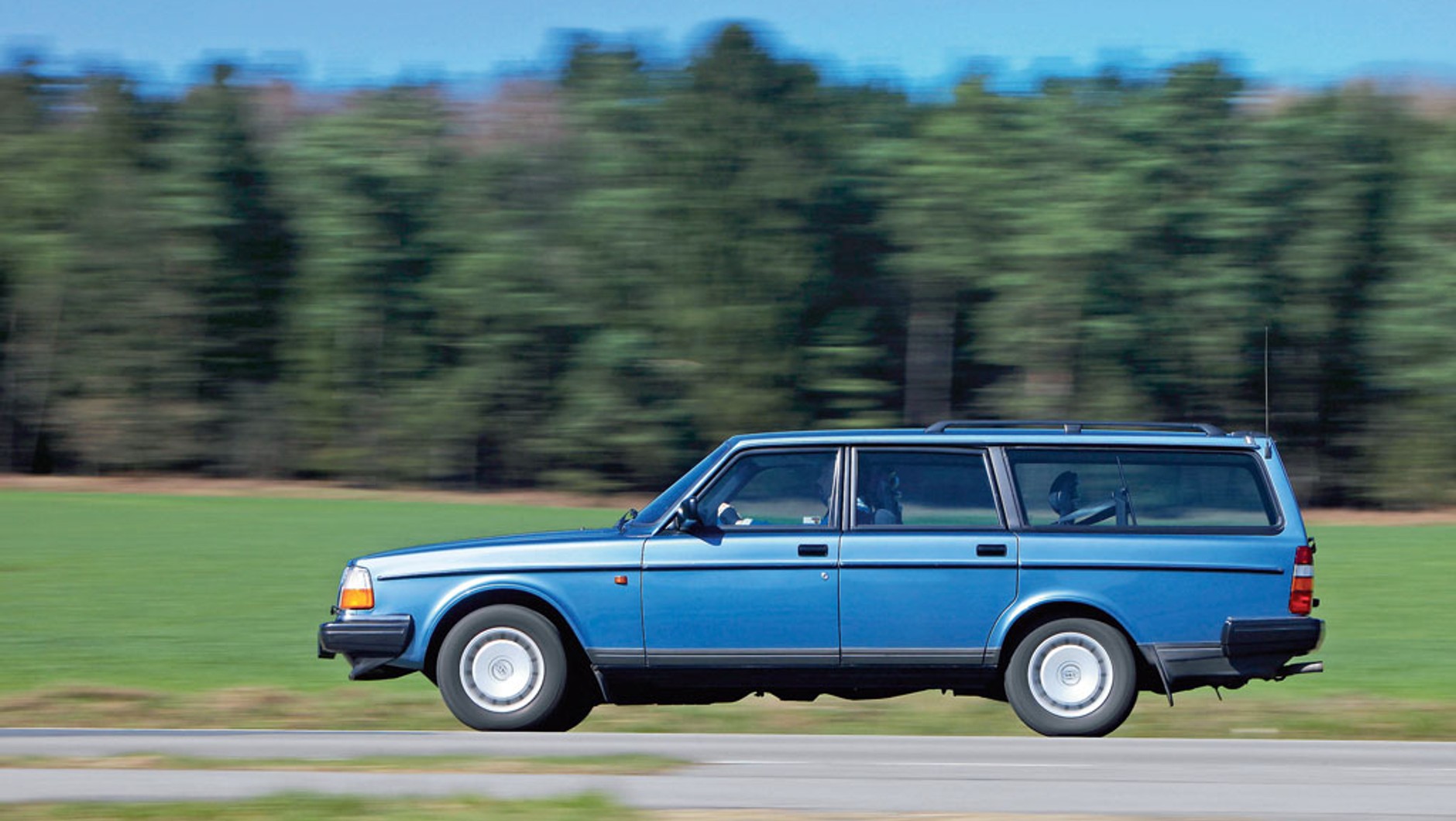 Volvo 240: w ciągu 19 lat produkcji zachowało klasyczny, oryginalny kształt, zmieniały się glównie detale.