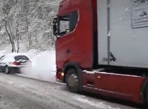 Niepozorne kombi pociągnęło tira. Aż ciężko uwierzyć, że to się udało [WIDEO]