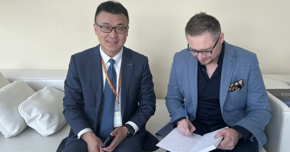 Charlie Zhang (po lewej), wiceprezes Chery Automobile
