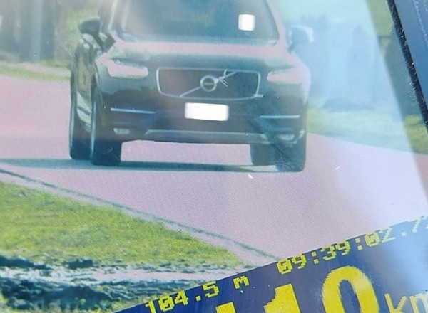 "Przeleciał" przez miejscowość, bo nie zauważył znaku. Policjanci byli czujniejsi