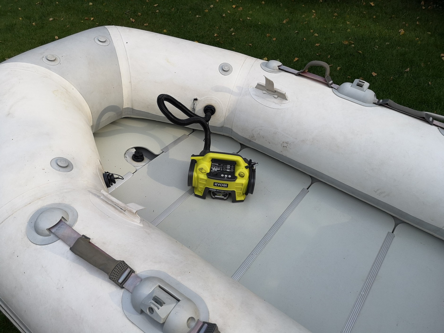 Pompka na baterie jest bardzo pomocna, bo napełnienie gumowej łódki ręczną pompką potrafi zmęczyć – zwłaszcza, gdy upał. Ale na końcu i tak sięgamy po ręczną pompkę, by zbudować odpowiednie ciśnienie.