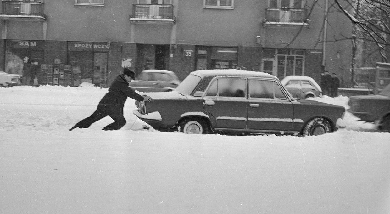 Tak kierowcy radzili sobie z zimą w PRL-u. Niektóre "patenty" dziś byłyby nie do pomyślenia