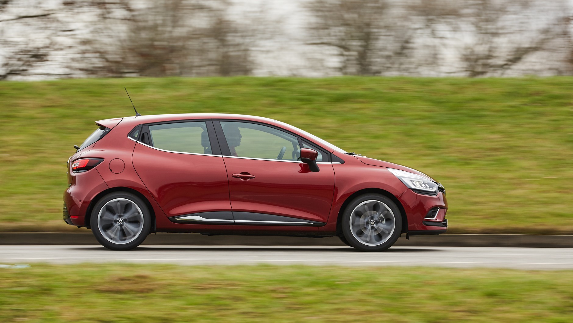 Citroen C3 kontra Peugeot 208 i Renault Clio