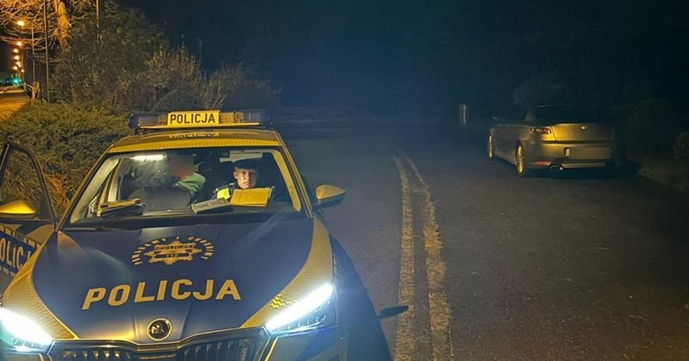 Obraz pochodzący z serwisu https://boleslawiec.policja.gov.pl/dbl/aktualnosci/bieza/117529,Pijany-kierowca-chcial-przekupic-policjantow-zostal-zatrzymany-Za-wreczenie-lapo.html