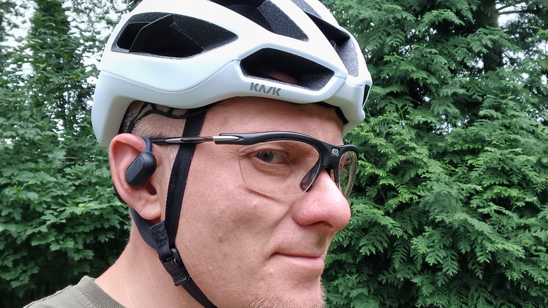 Słuchawki Baseus Eli Sport 1 to typ "otwarty" – wiszący na uchu, nie wkłada się go do kanału słuchowego, aby nie izolować się całkowicie od otoczenia