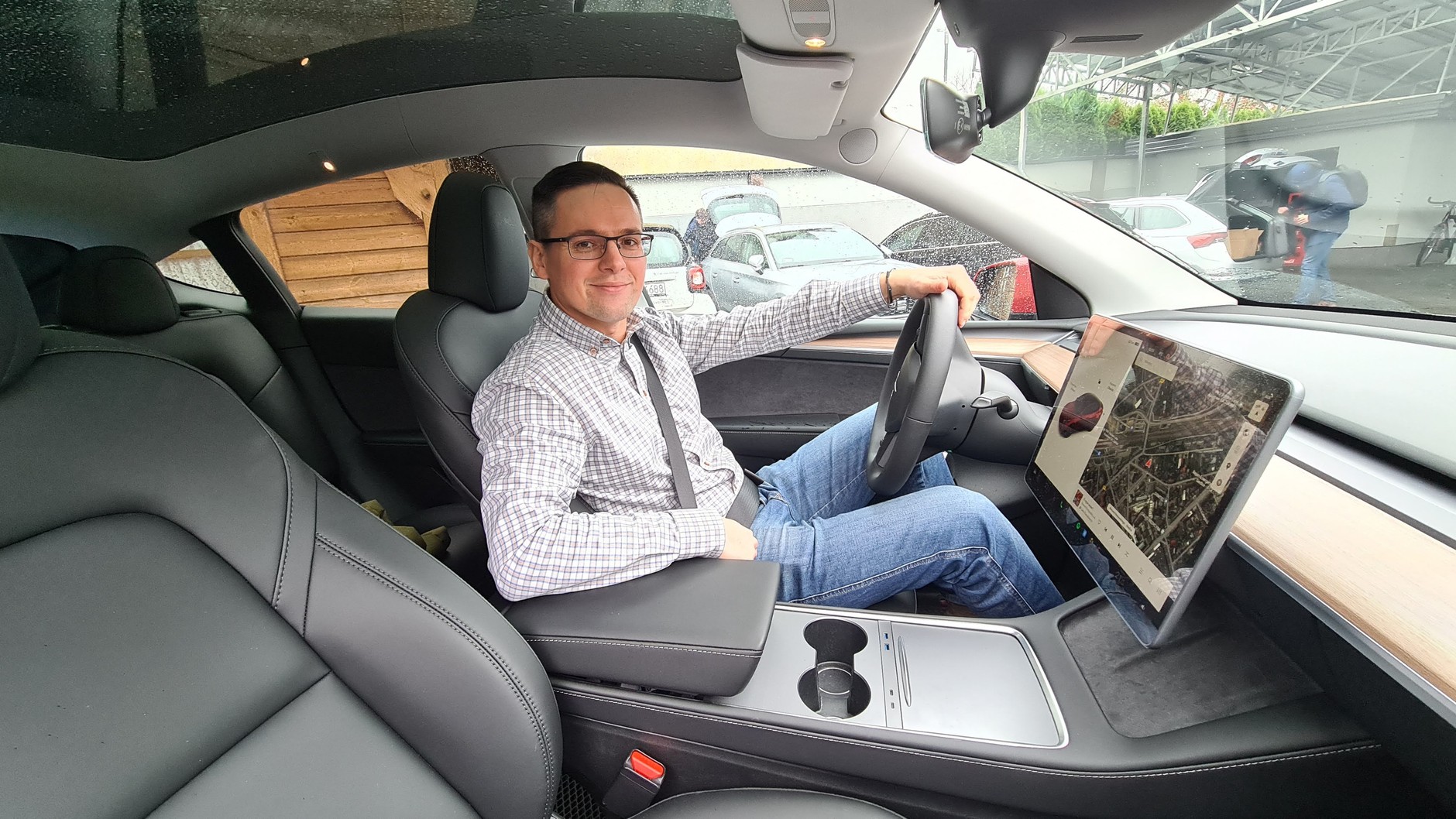 Jak się odbiera nową Teslę z salonu w Polsce? Sprawdziliśmy