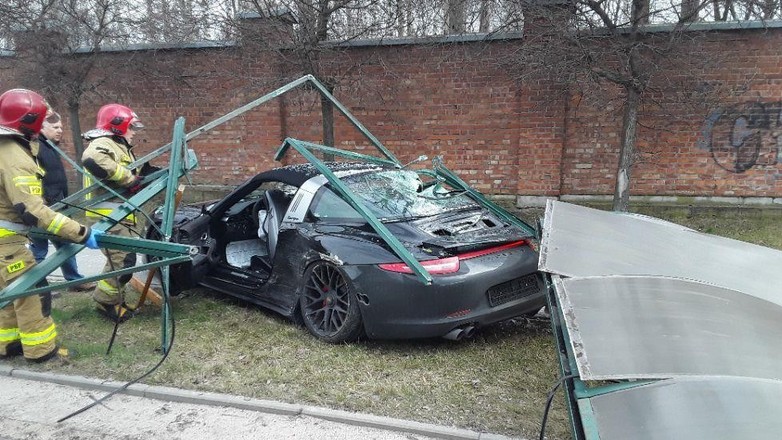 Porsche 911 skosiło wiatę przystankową w Łodzi