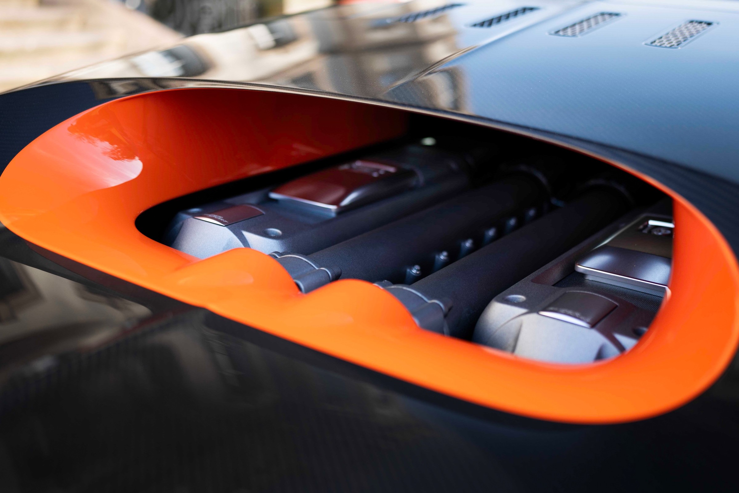 Tego Bugatti Veyrona nikt nie oszczędzał. Ponad 70 tys. km na liczniku i trafiło na warsztat