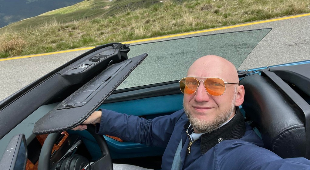 Marcin Napieraj podczas wakacyjnej podróży Corvette