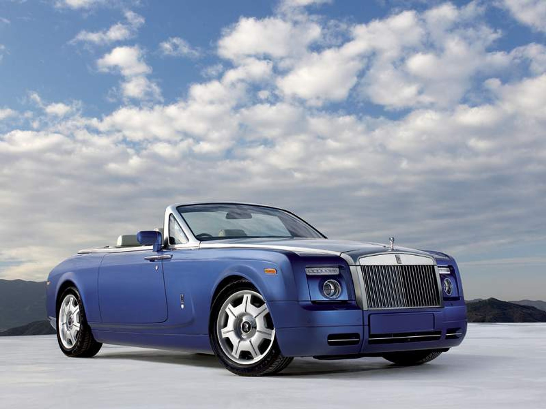 Rolls-Royce Phantom Drophead Coupe – boulevard cruiser (video)