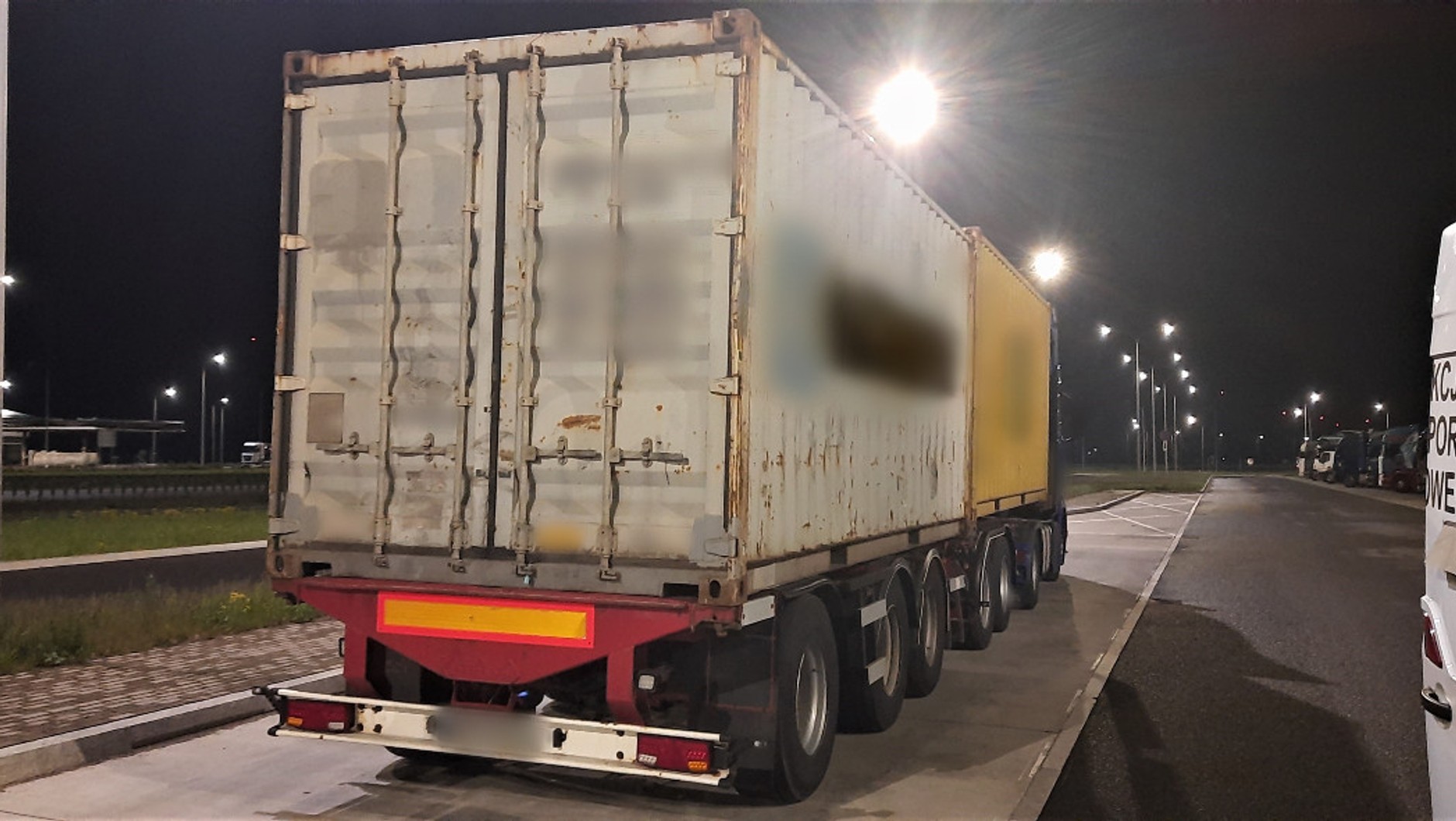 Kontrola ciągnika siodłowego z podpiętą naczepą dzieloną. Zestaw, przewożący ładunek w dwóch kontenerach 20-stopowych, ważył 61,7 t zamiast dopuszczalnych 40 t. Duża masa ładunku wpłynęła również na przekroczenie nacisków kół pojedynczej osi napędowej ciągnika siodłowego na drogę. Suma tych nacisków wynosiła 13,3 t przy normie – 11,5 t. Nienormatywny zespół pojazdów zatrzymali funkcjonariusze mazowieckiej Inspekcji Transportu Drogowego z Płocka.
