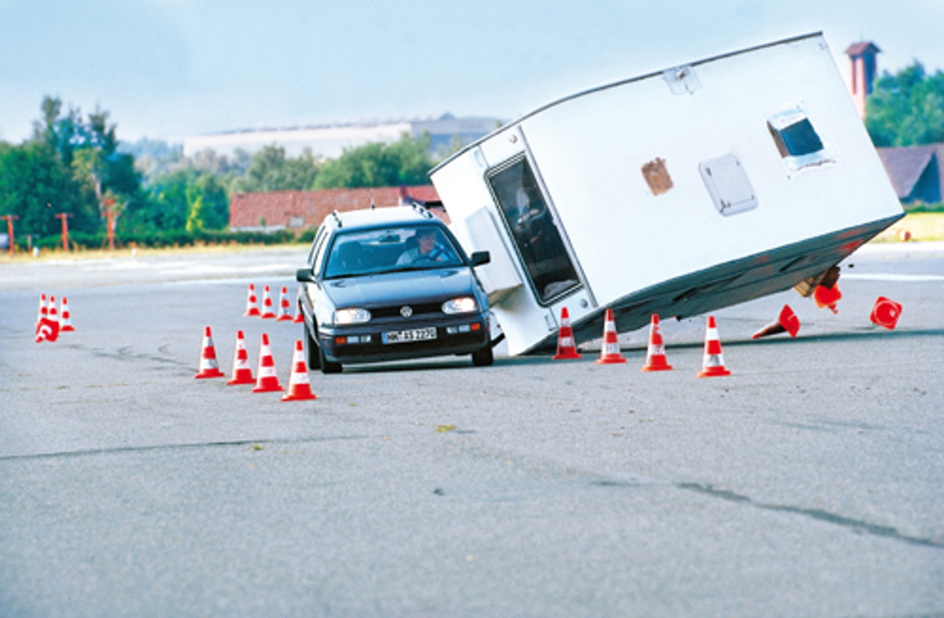 Jazda z przyczepą kempingową - Pokazujemy jak robić to bezpiecznie
