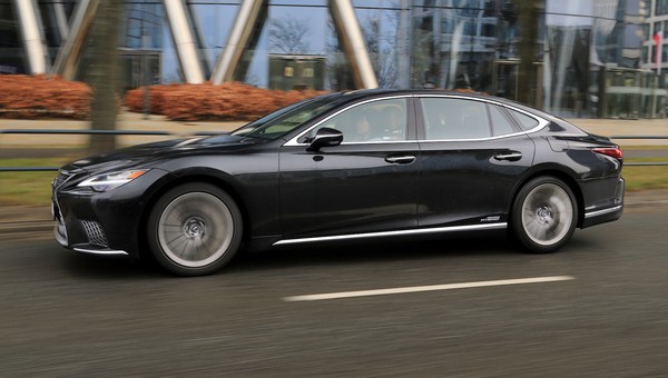 Co drugie auto trafia do nas. Polska kluczowym rynkiem dla Lexusa LS