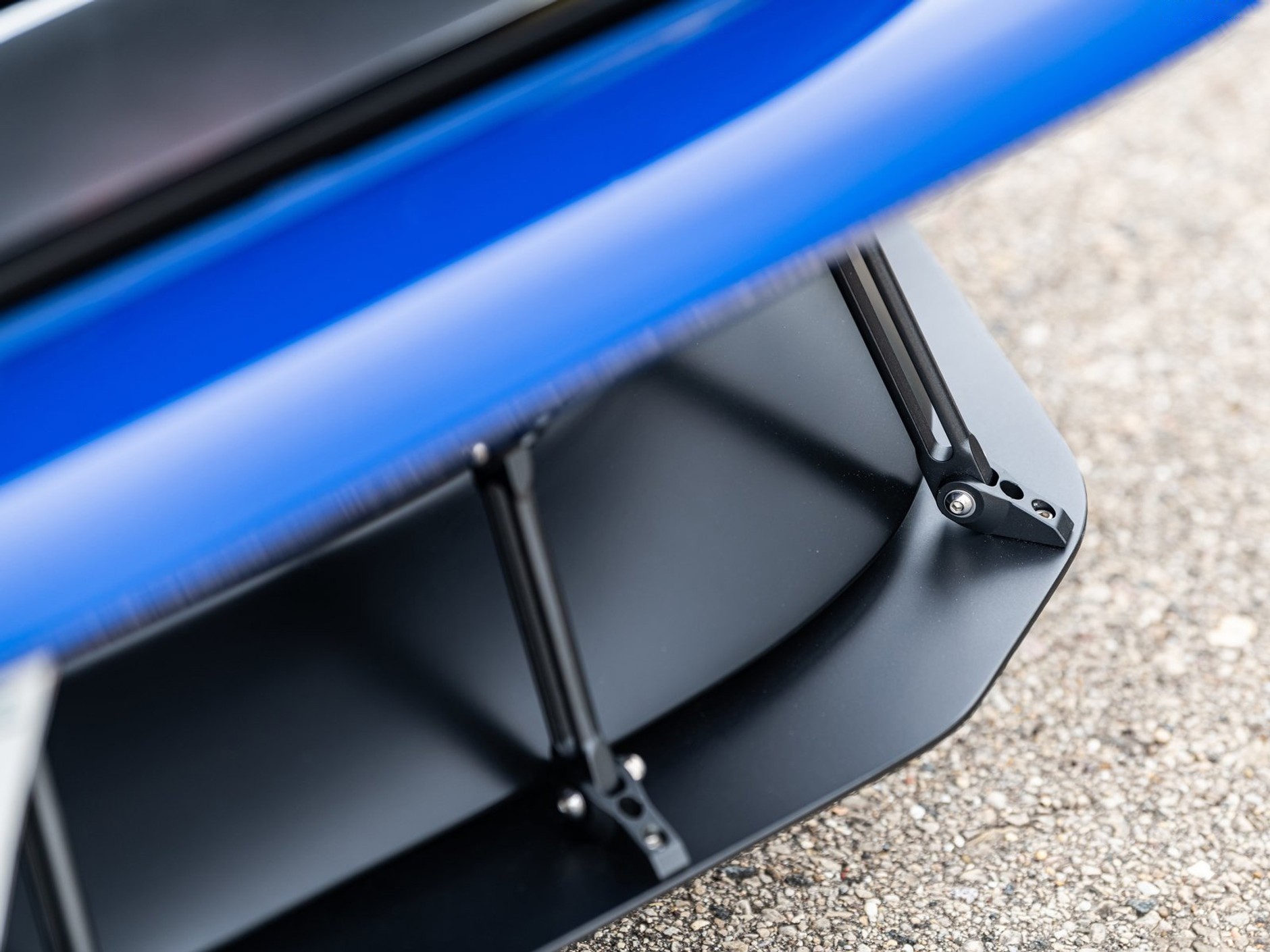 Ford Mustang Mach 1 UNKL stuningowany przez Ringbrothers