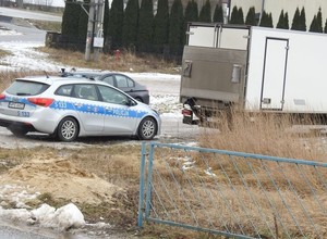 29-latek wjechał na przejazd kolejowy przy opuszczającym się szlabanie [Nagranie]