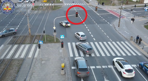 Kierowcy bez skrupułów przyjeżdżali na czerwonym świetle. Tego się nie spodziewali [WIDEO]