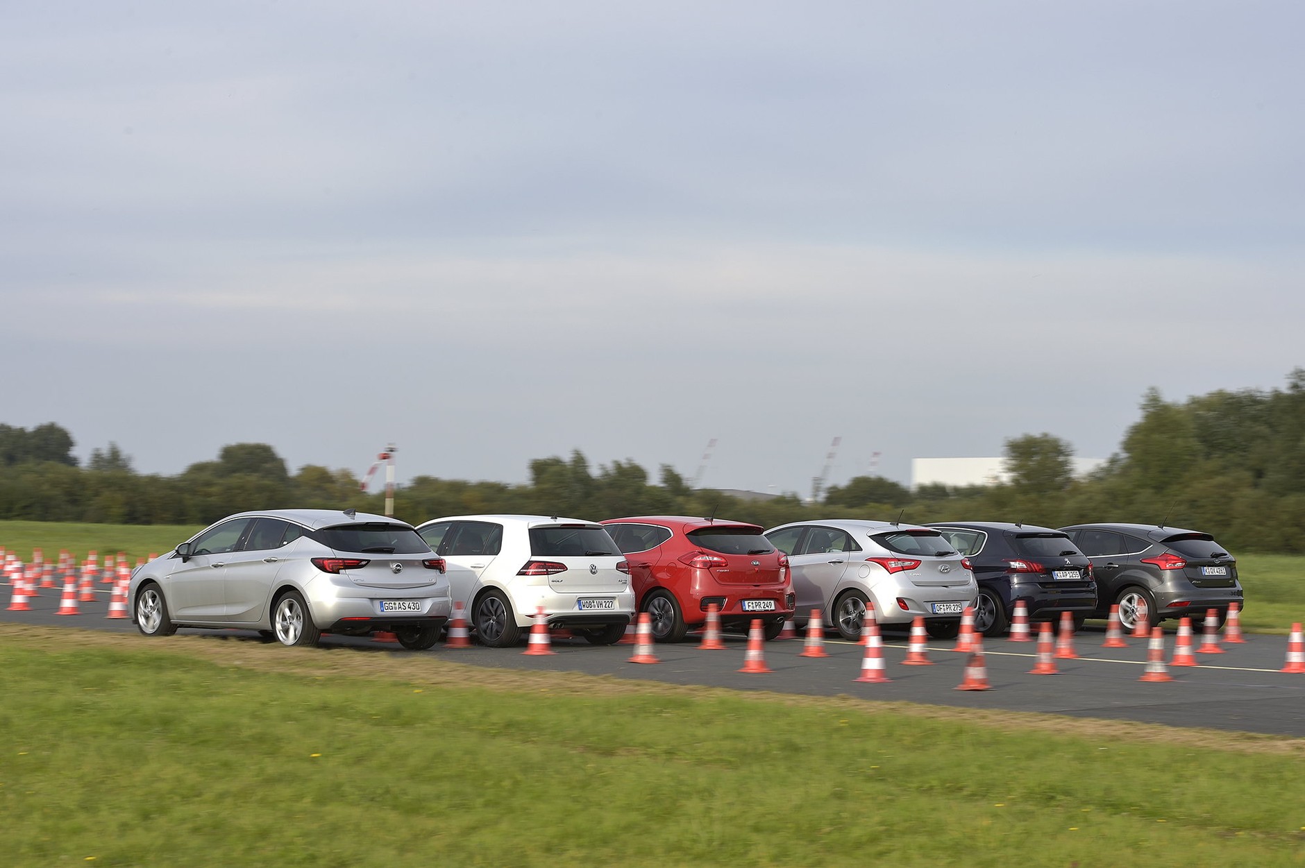 Porównanie - nowa Astra kontra reszta świata: Ford Focus, Hyundai i30, Kia cee'd, Peugeot 308 i VW Golf - spalanie, opinie, dane techniczne