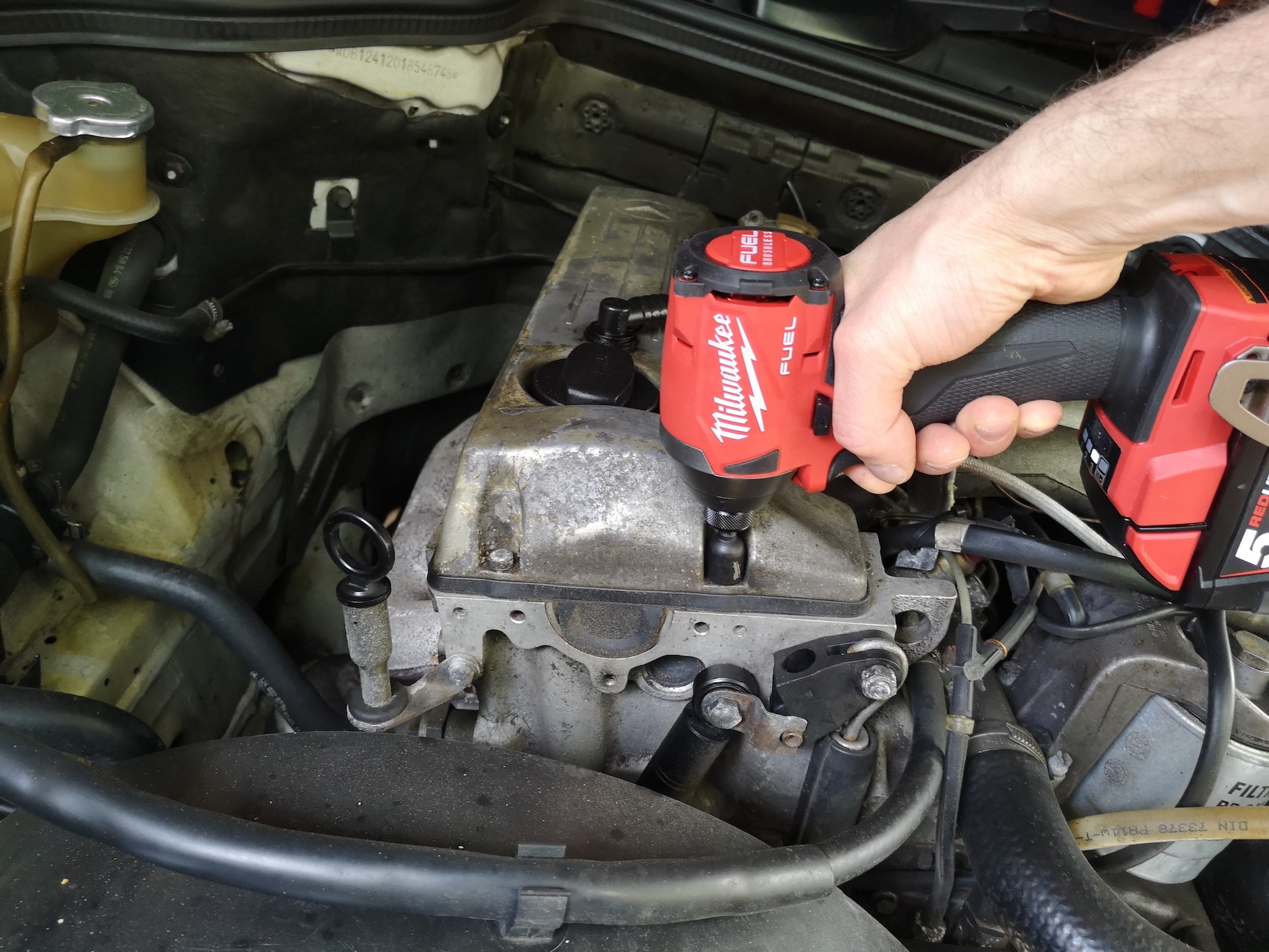 Udarem bardzo łatwo „rozbiera się” różne podzespoły samochodu