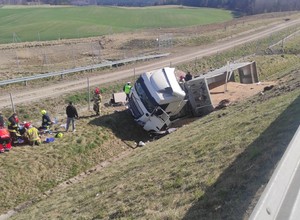 Droga S7: ciężarówka ze zbożem wypadła z drogi i wpadła do rowu