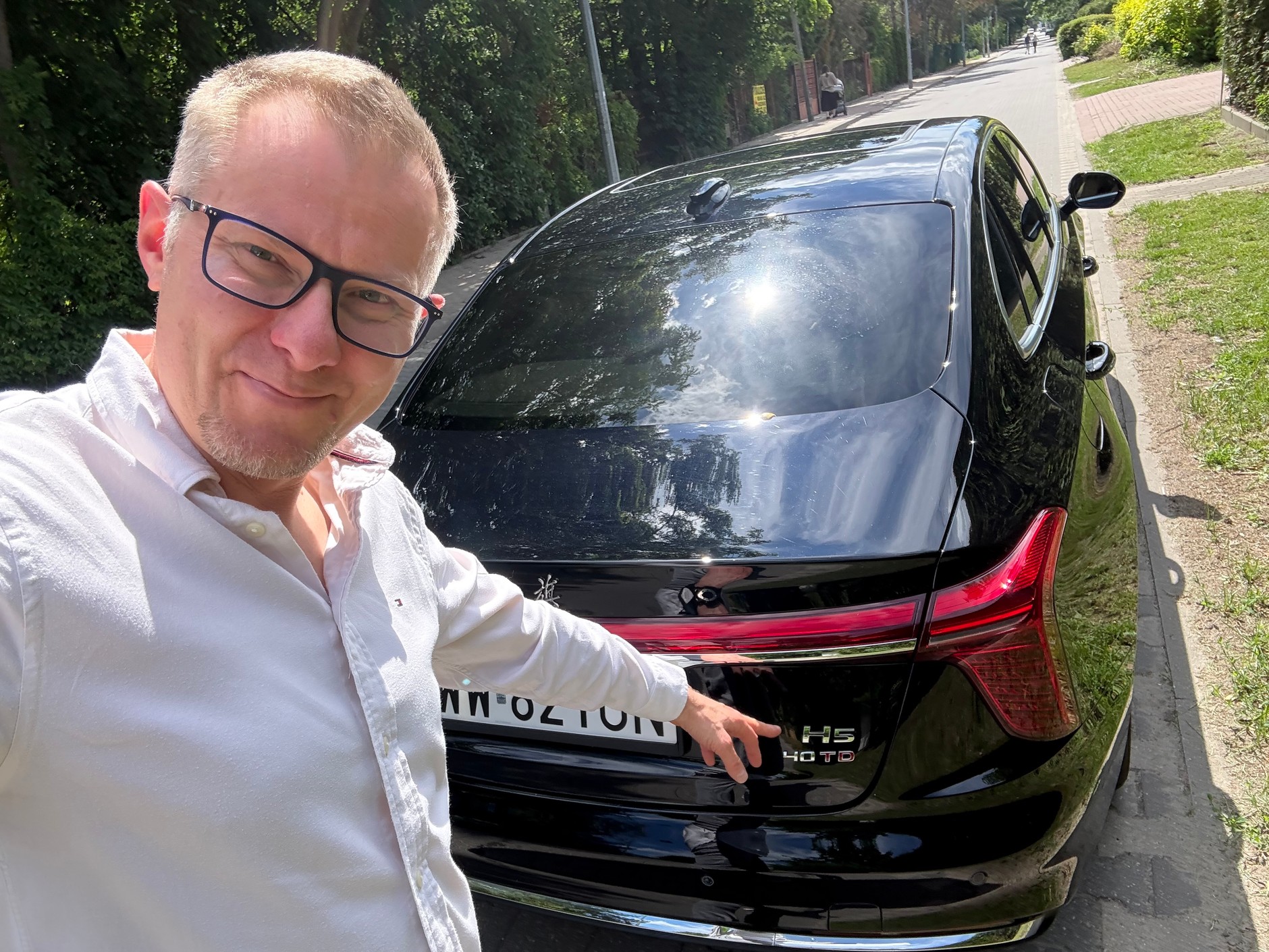 Napis na tylnej klapie Hongqi jest zwodniczy: kojarzy się z 4-litrowym silnikiem pod maską; tak naprawdę jednak nic nie znaczy