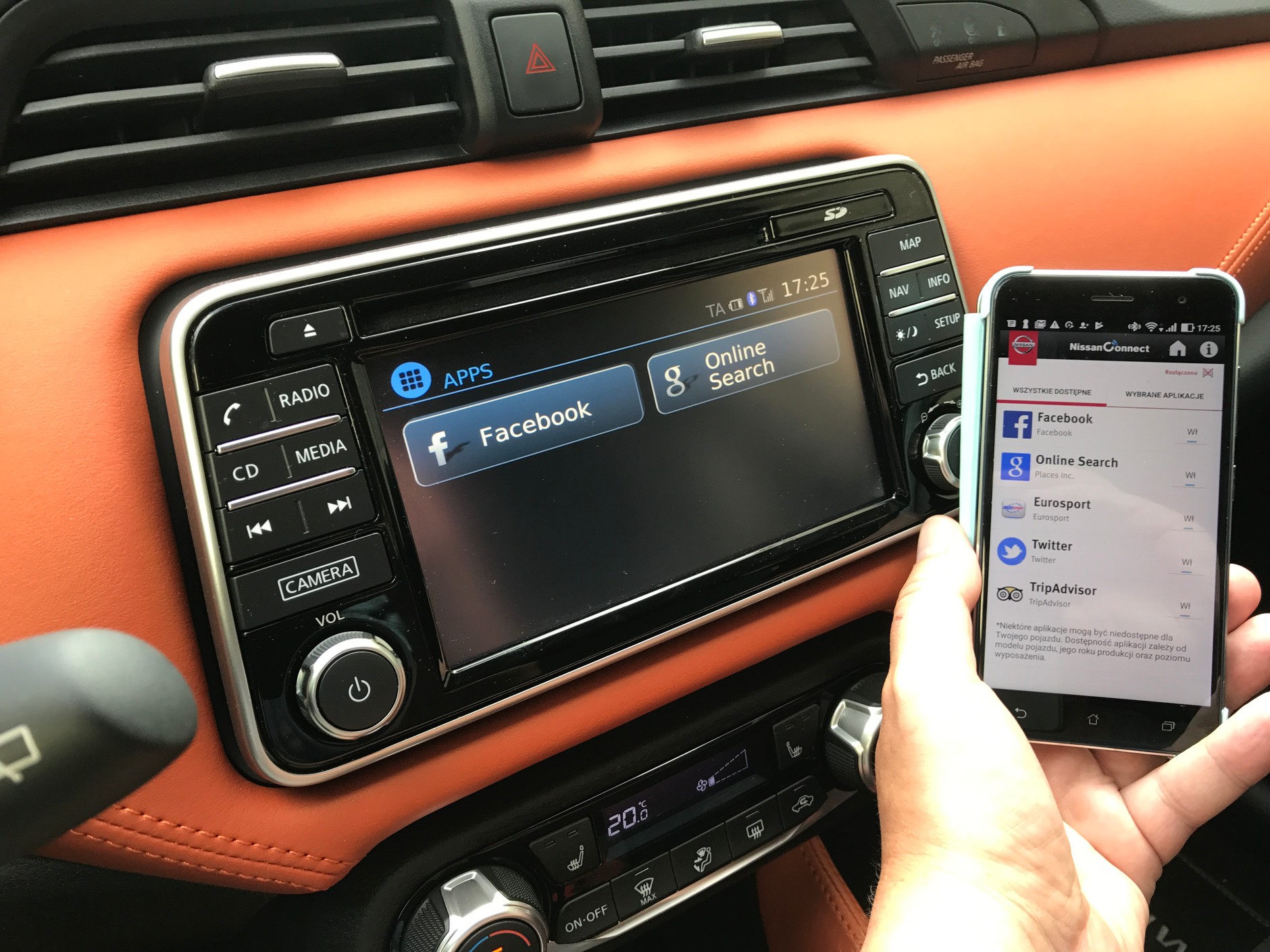 Asus ZenFone 3 i radio współpracują poprzez aplikację Connect. Niestety Nissan miał problemy ze swoją usługą. Micra