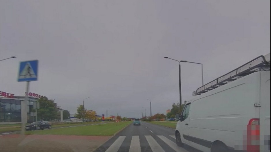 Kierowca busa ukarany za wyprzedzanie na przejściu dla pieszych