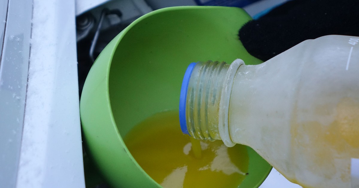 Zżelowany ON: takie paliwo jeszcze się leje, ale już blokuje większość
filtrów paliwa; nie nadaje się do jazdy w mróz