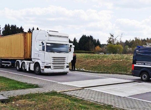 Podejrzana naczepa ciężarówki. Konieczna była interwencja policji