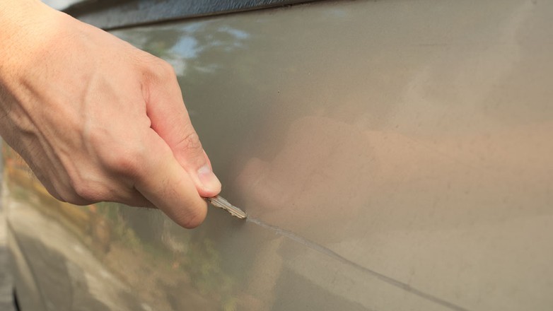 Auto uszkodzone na parkingu