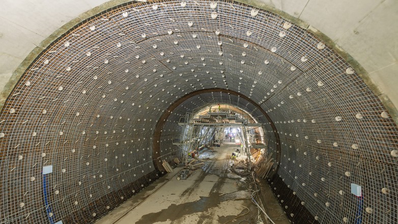 Tunel położony bliżej Zwardonia, wydrążony w masywie Białożyński Groń, o długości ok. 1000 m