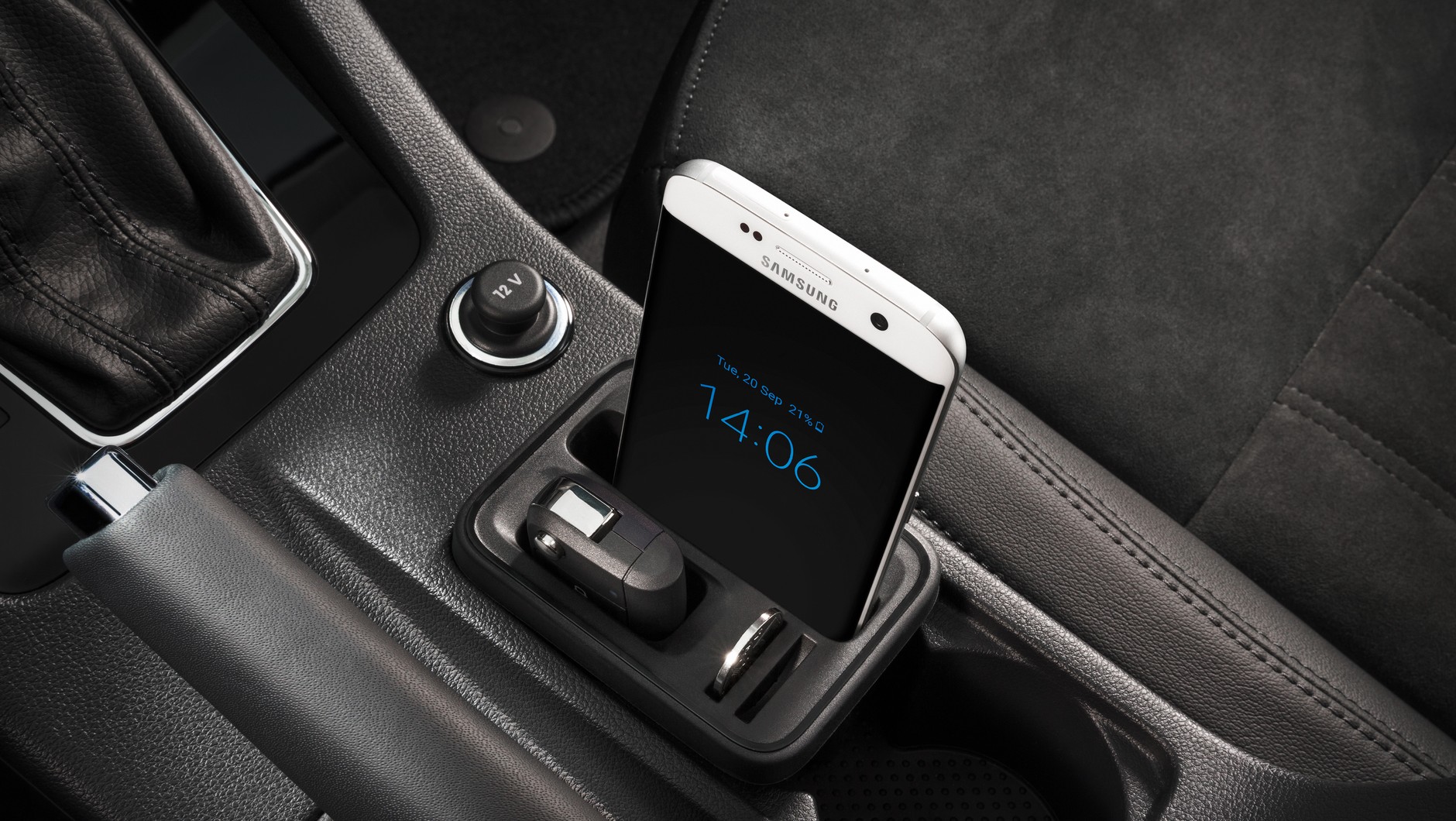 W nowym uchwycie telefon w grubszym etui ledwo sie miesci - Skoda Octavia III FL