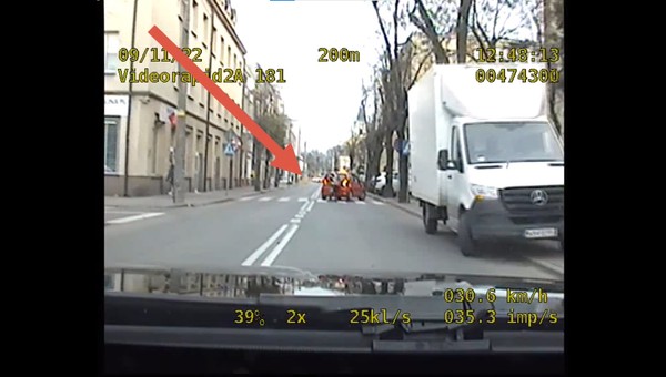 Ledwo ruszył, już dostał mandat. Wszystko rozegrało się na oczach policji [WIDEO]