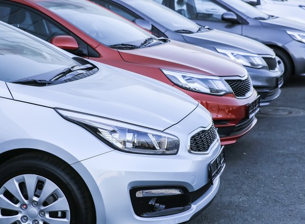 Kupując samochód, warto zabrać ze sobą magnes. Tak pomaga w oględzinach