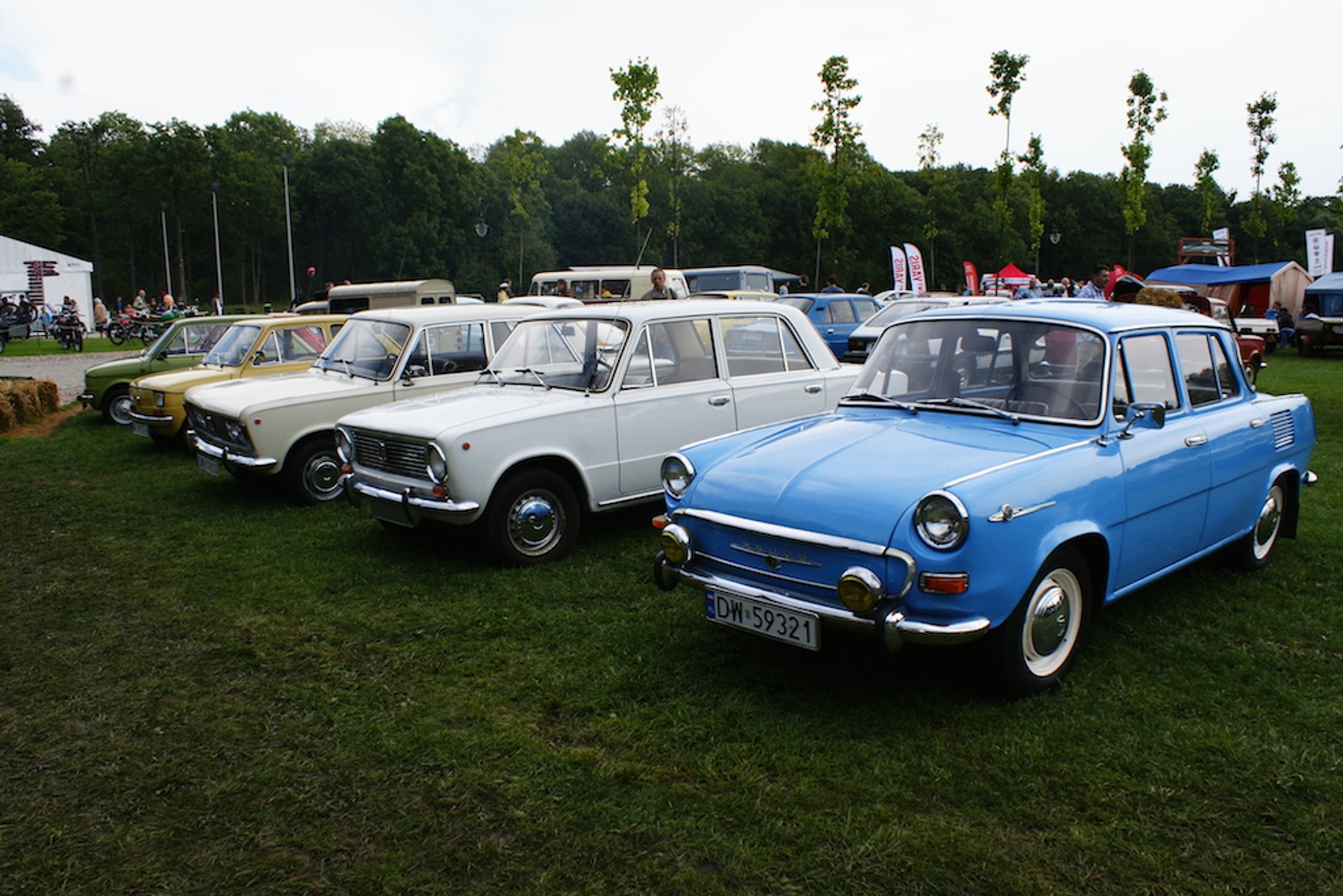 Auta z demoludów na Zamku Topacz