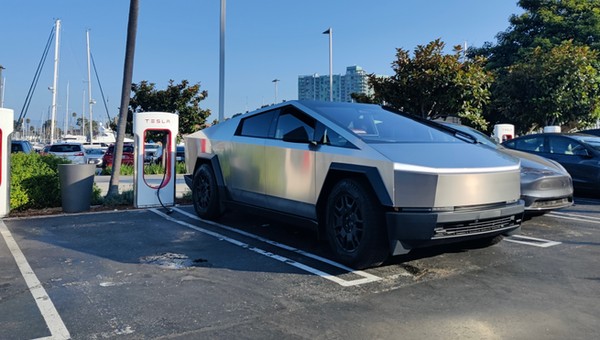 Cybertrucki kurzą się na parkingu centrum handlowego. Zapaść sprzedaży modelu Tesli