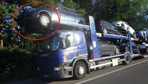Kierowcy lawety nie wyszedł "Tetris". Przednie koła auta wisiały nad jezdnią