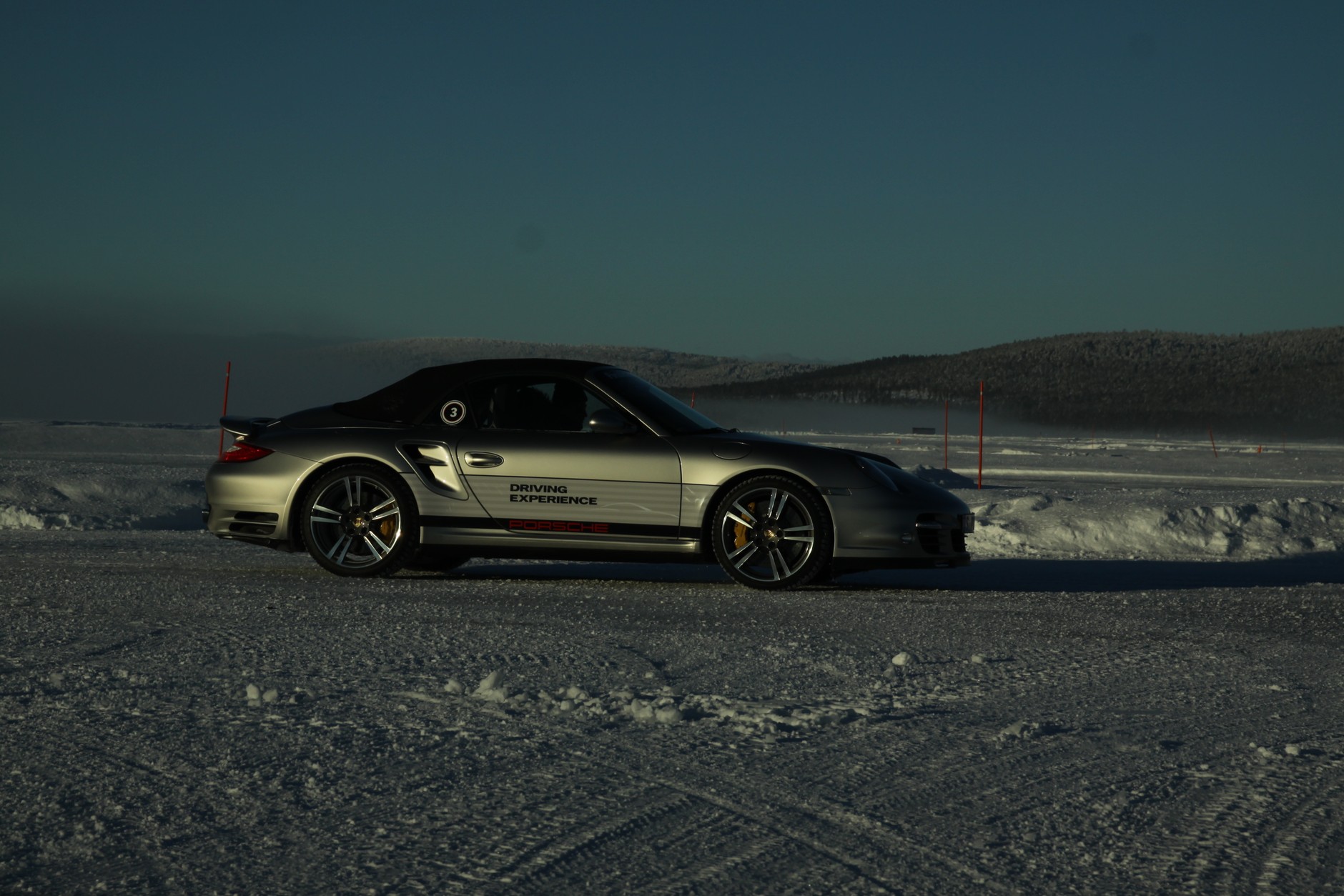 Porsche na zamarzniętym jeziorze