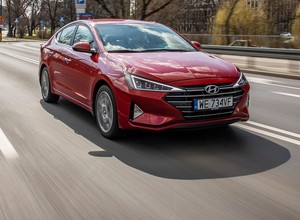 Hyundai Elantra 1.6 MPI 6AT - sedan w stylu azjatyckim