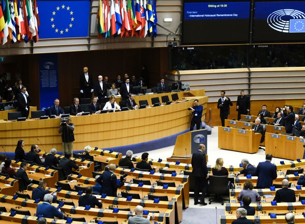 Rok temu głosowali za zakazem aut spalinowych. Sprawdziliśmy, czym sami jeżdżą