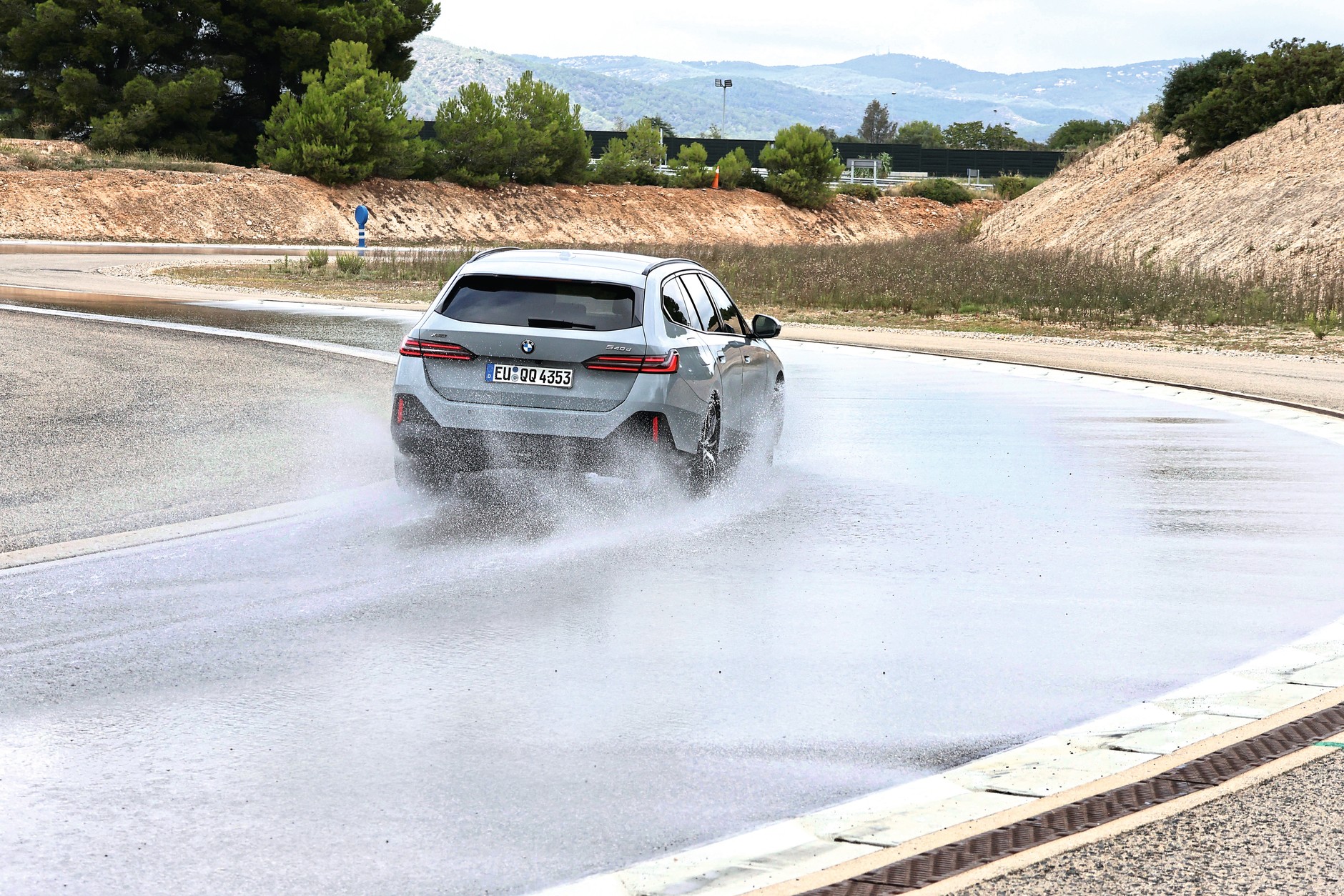 Przyczepność i odporność na aquaplaning to ważne kryteria oceny.