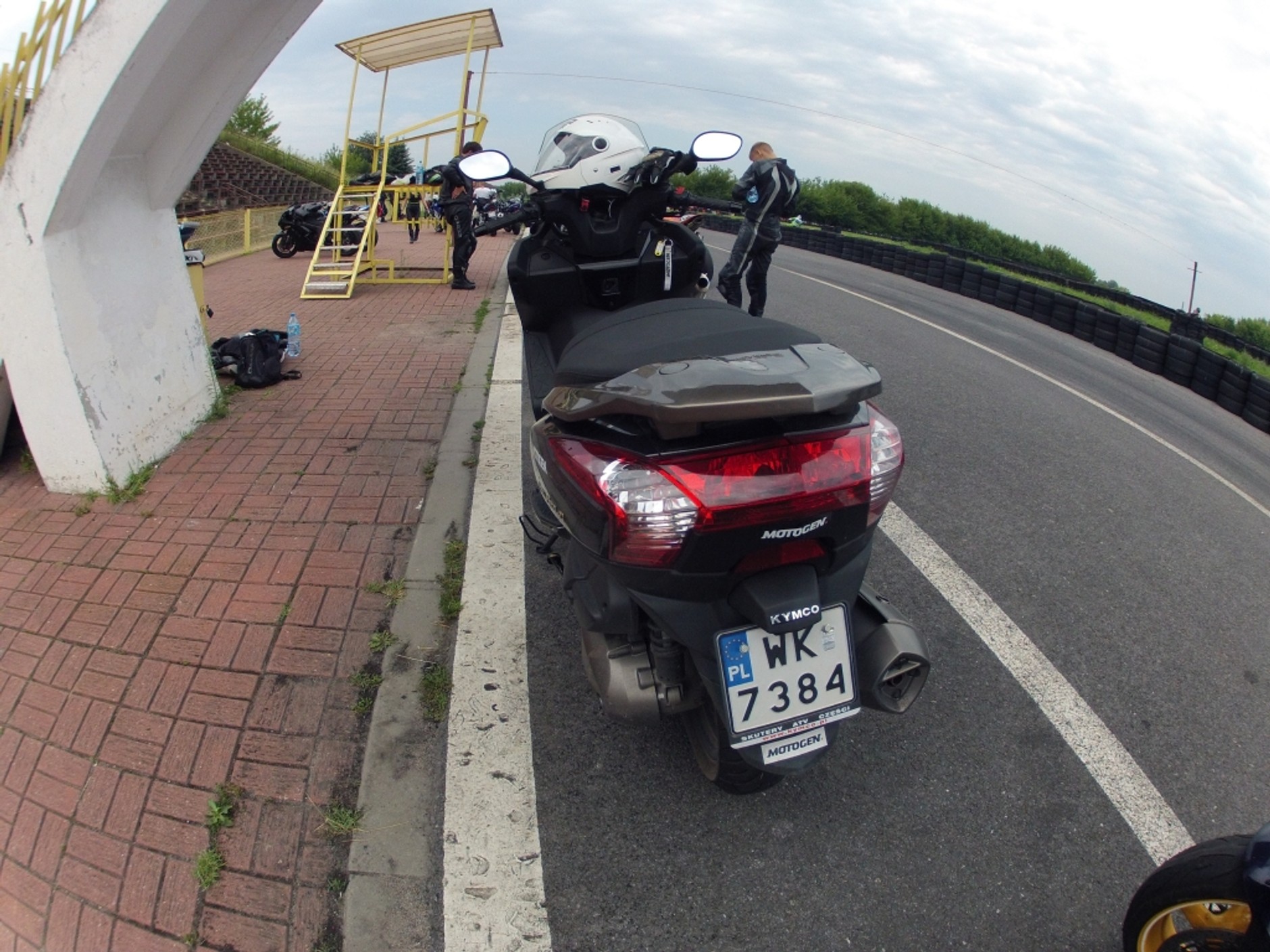 Kymco Downtown 300i na torze