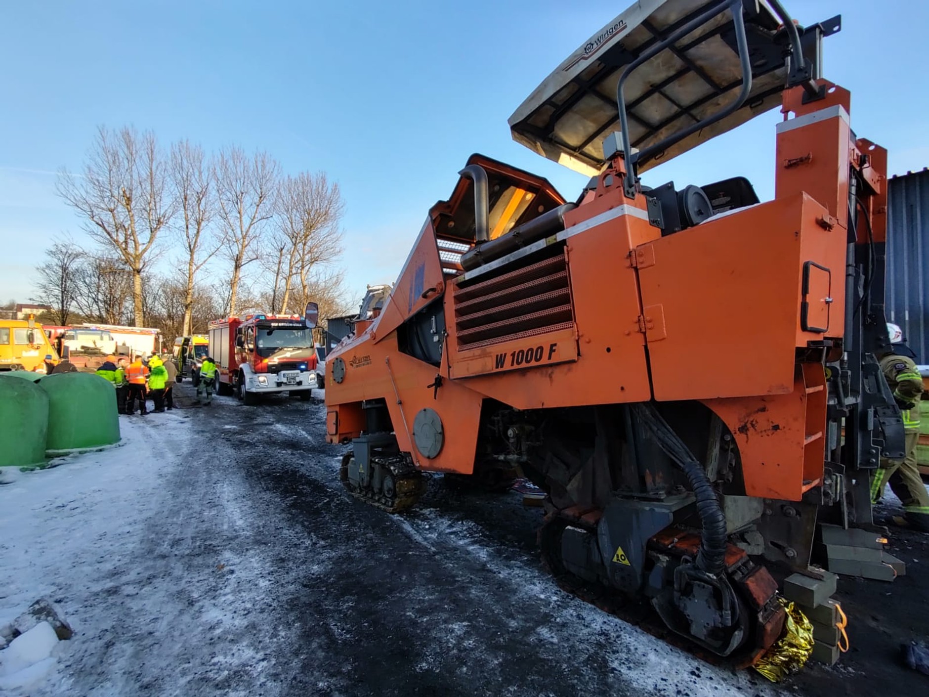 Mężczyzna wciągnięty do maszyny drogowej