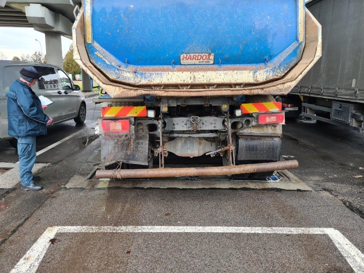 W kontrolowanej ciężarówce patrol Inspekcji Transportu Drogowego (ITD) wykrył szereg zaniedbań