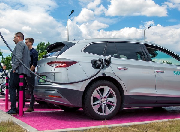 Producenci gotowi na zakaz sprzedaży aut spalinowych od 2035 r., infrastruktura nie