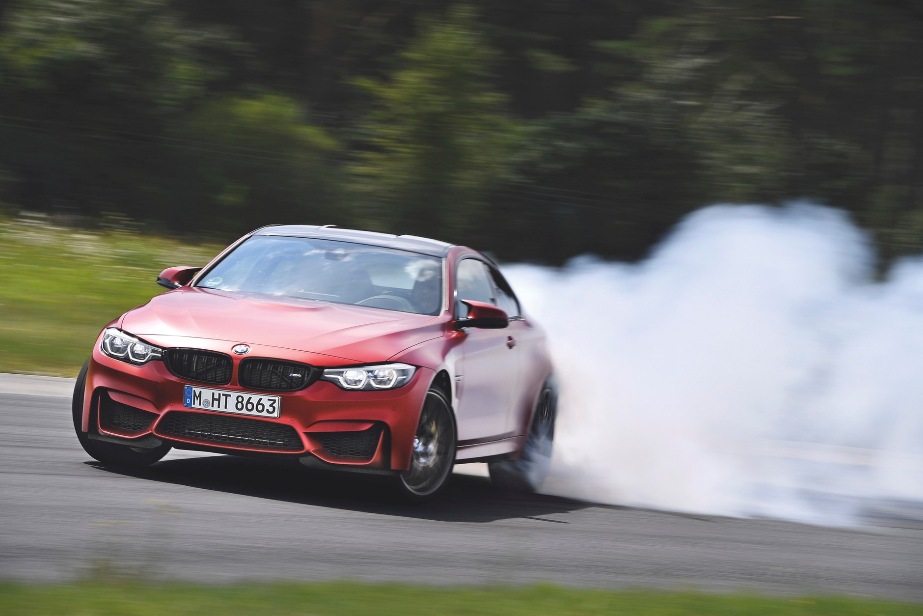 Jeden prycha, drugi dymi - Audi RS5 kontra BMW M4 na torze
