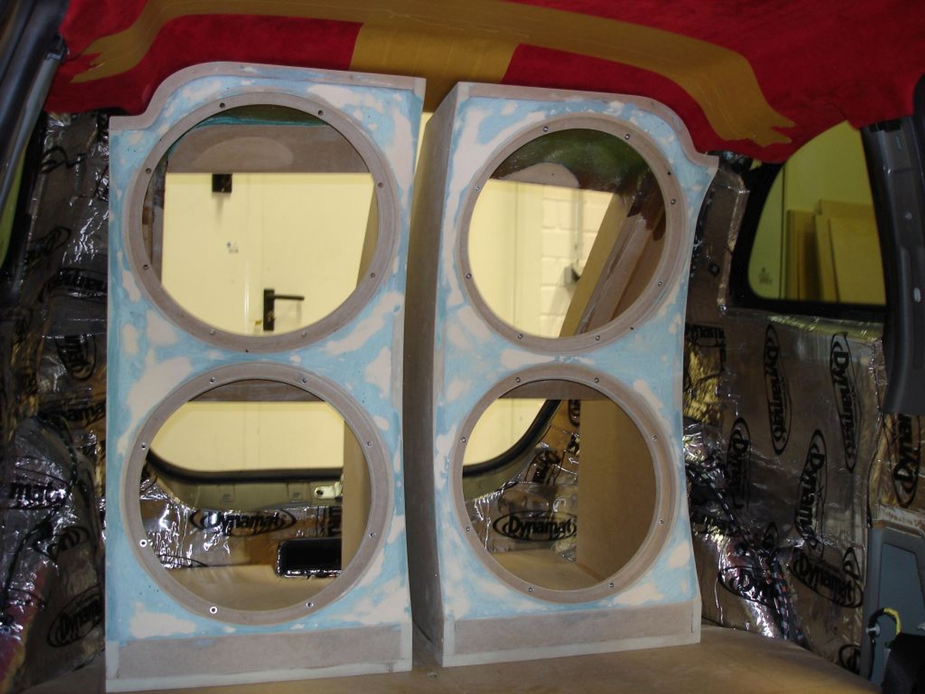 Dwie niezależne obudowy na głośniki niskotonowe Mac Audio. By je zmieścić zdemontowano tylną kanapę Fiata 500.