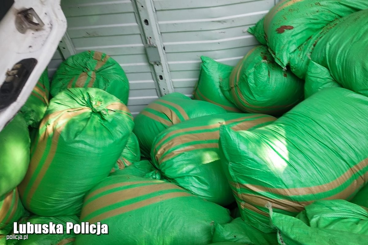 Auto dostawcze z nielegalnym tytoniem