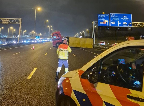 Ponad 150 mandatów za fotografowanie wywróconego tira. Policja w Holandii nie miała litości