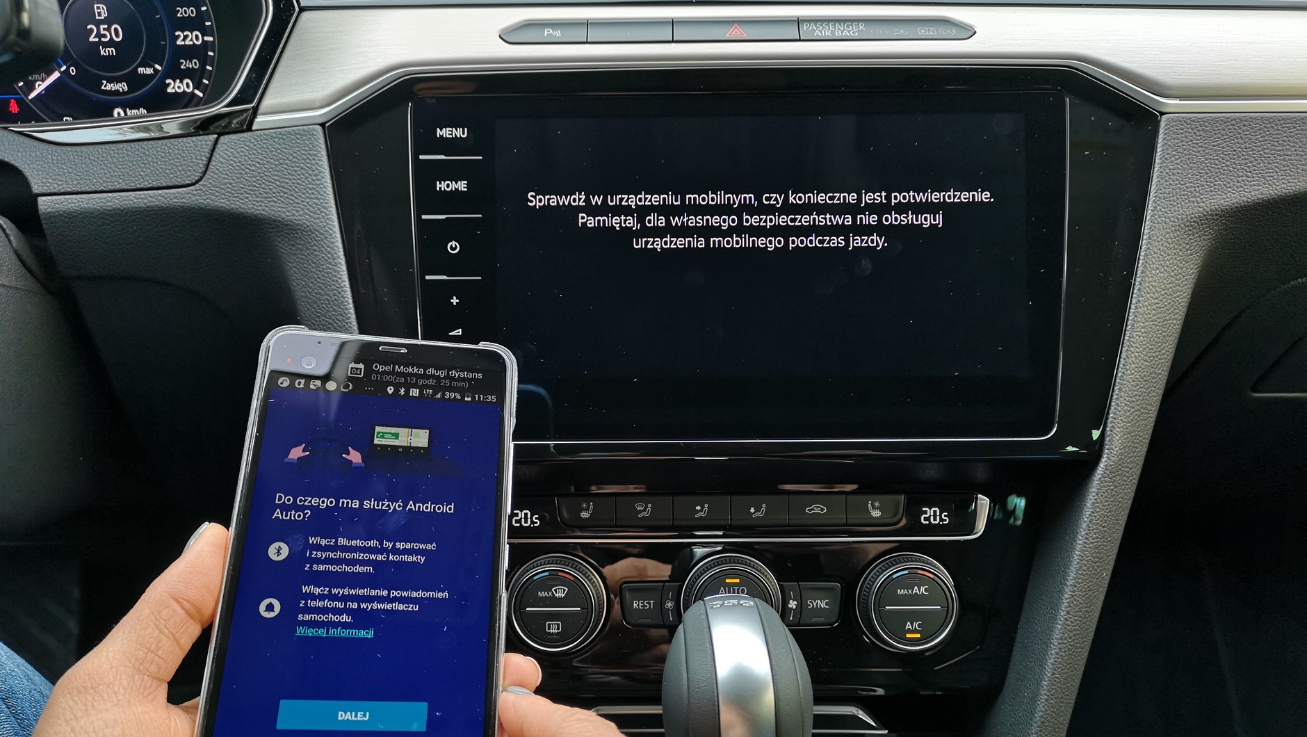 Volkswagen Passat z Car-Net i App Connect